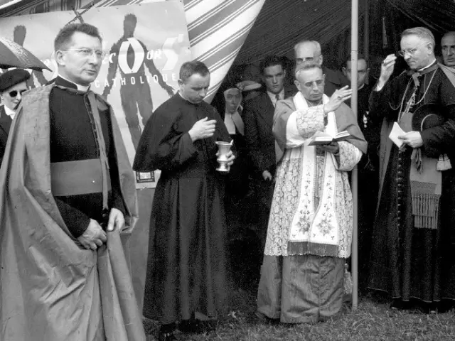 Monseigneur Jean Rodhain en compagnie du Cardinal Lercaro et de Monseigneur Théas, le 1er août 1955, lors de la pose de la première pierre de la Cité Saint-Pierre, à Lourdes