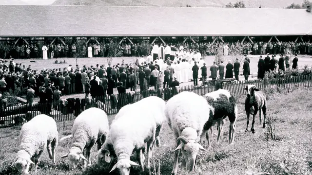 Une messe célébrée à la Cité Saint-Pierre en 1966
