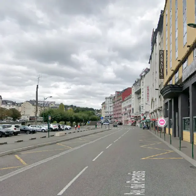 L'arrêt de la navette se situe au parking Paradis ( en face de l’hôtel Paradis (15 avenue du Paradis)