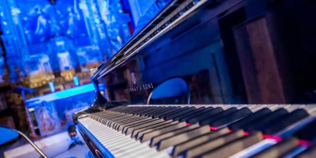 Piano dans l'église
