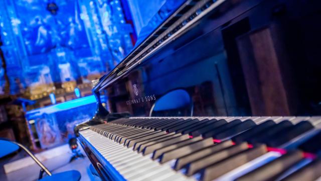 Piano dans l'église