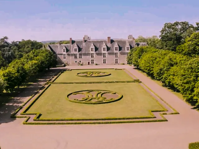 Photo aerienne du chateau de Goulaine sur les bords du marais de Goulaine.
