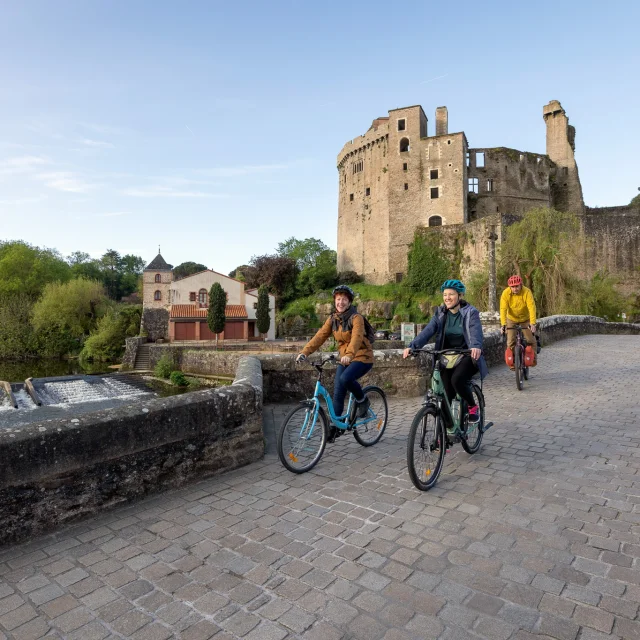 Route of the vélidéale in the Vignoble Nantais: crossing the Pont de la Vallée in Clisson