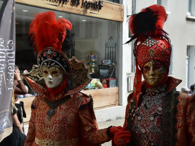 Les Mascarades Clisson les costumées déambulent dans la ville en 2024