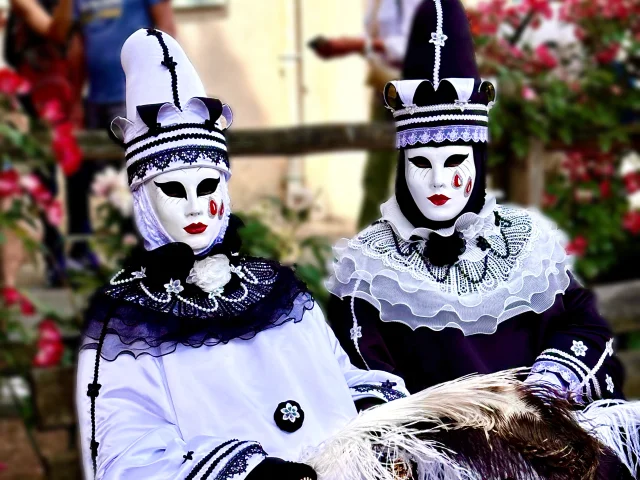 Les Mascarades Clisson les costumées déambulent dans la ville en 2025