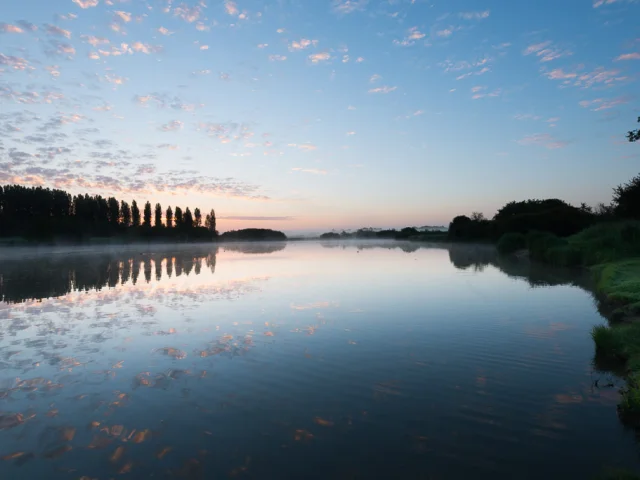 photo de levé de soleil dans la brume sur les marais de Goulaine. Pays du vignoble nantais.