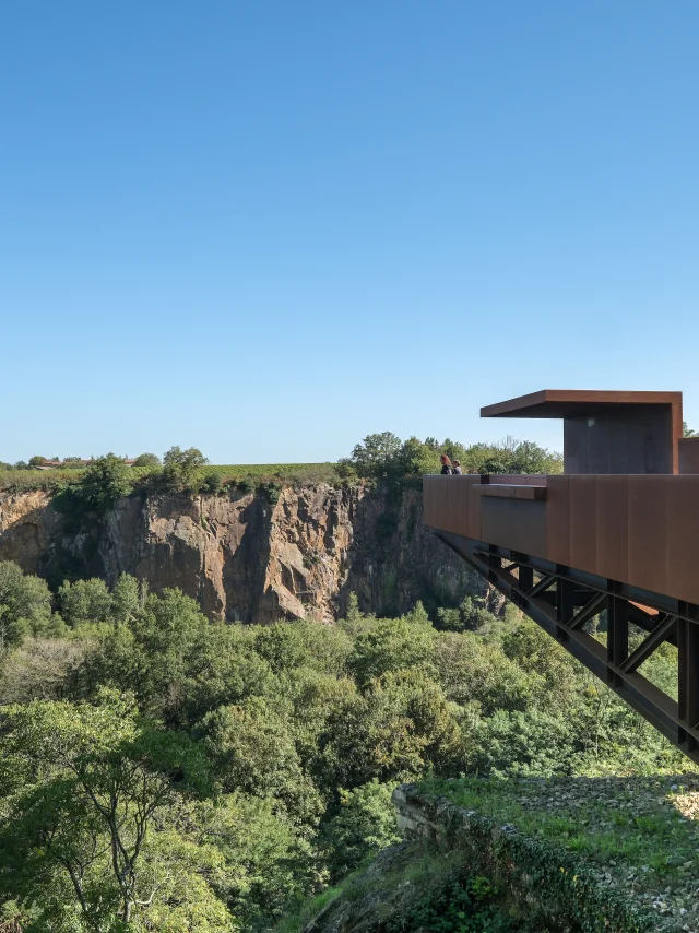 Wine tasting break near Nantes: Visit the Porte-vue de Château-Thébaud between two visits to the Muscadet cellars.