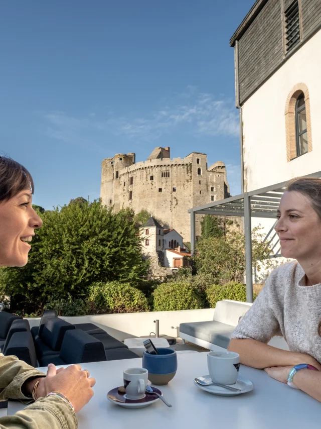 Idea for a romantic weekend in the Nantes vineyards: A night at the Best Western Plus Villa Saint-Antoine Hotel, with its view of Clisson and its Château