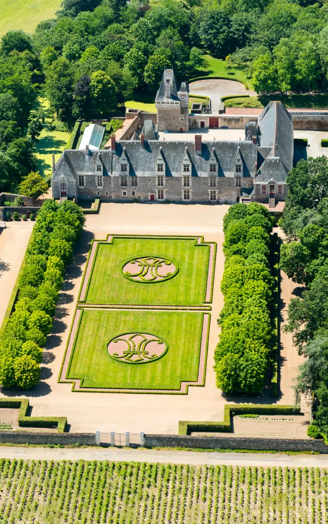 Photo aerienne du chateau de Goulaine sur les bords du marais de Goulaine.