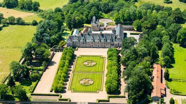 Photo aerienne du chateau de Goulaine sur les bords du marais de Goulaine.