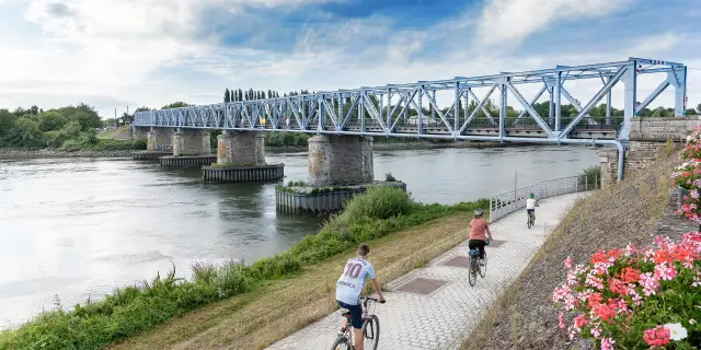 The Loire à Vélo under the Haut Village bridge in Saint-Julien-de-Concelles