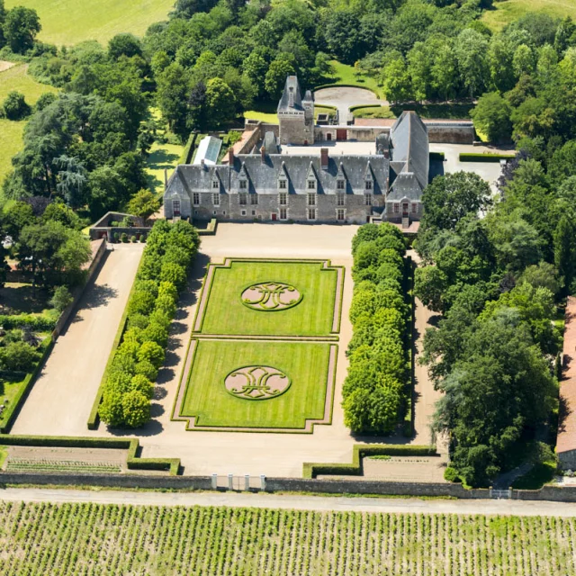 photo aerienne du chateau de Goulaine sur les bords du marais de Goulaine. vignobles du pays nantais.