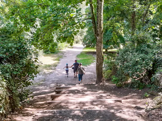 Picnic lunch during a family weekend at Parc Henri IV in Clisson