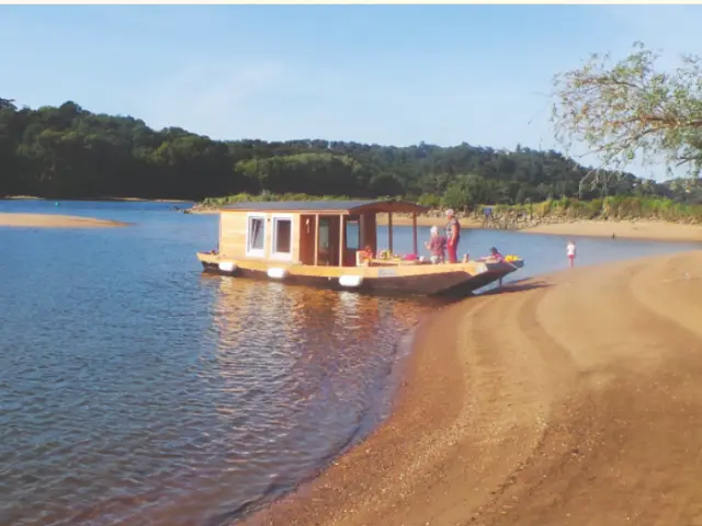 Idea for a Muscadet tasting weekend: a trip along the Loire and a picnic with the Louise de Loire tour boat