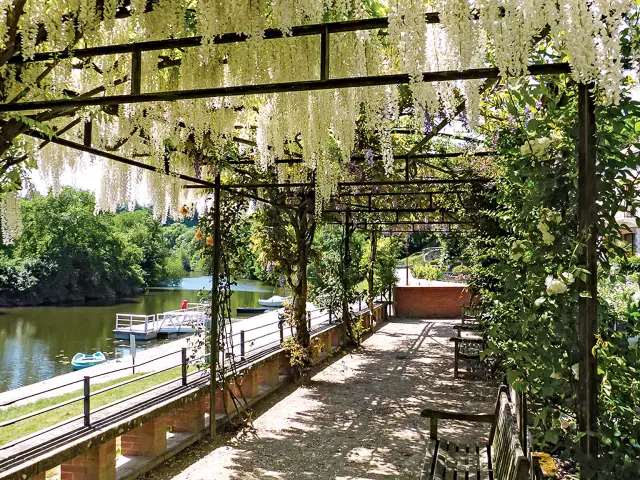 Picnic lunch during a family weekend at Port de la Haye Fouassiere