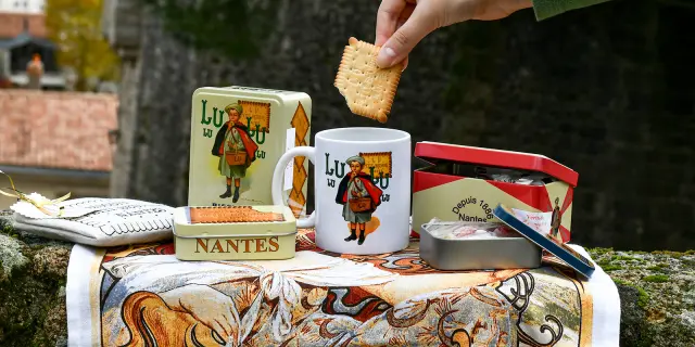 La boutique de l'Office de Tourisme, souvenirs de Clisson et produits locaux. Les collections identitaires : les produits biscuits LU