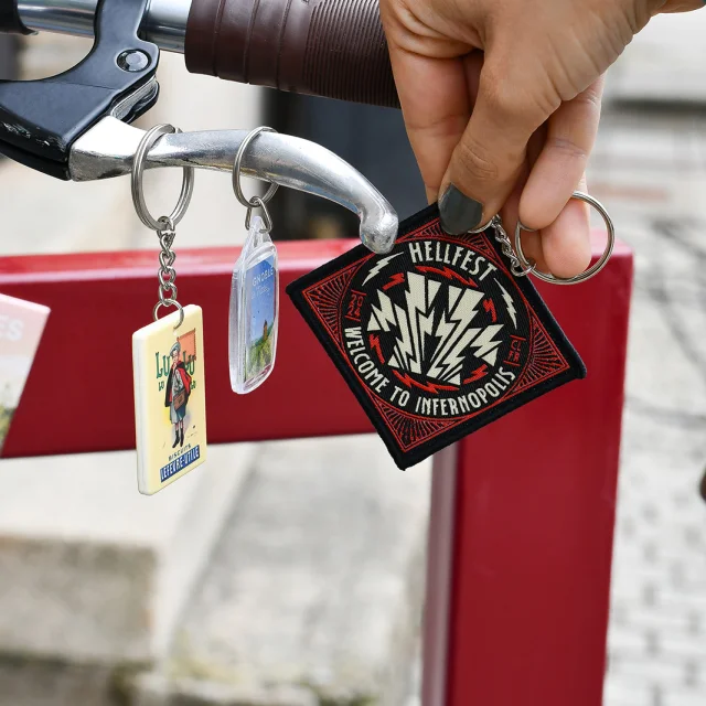 La boutique de l'Office de Tourisme, souvenirs de Clisson : Hellfest keyring