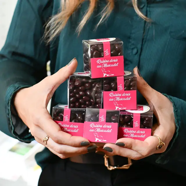 Spécialités et produits locaux : Les raisins enrobés de chocolat par la Blanche Hermine