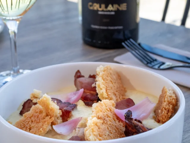 Where to eat in the Vignoble Nantais: Le Resto d'la Cale overlooking the Loire