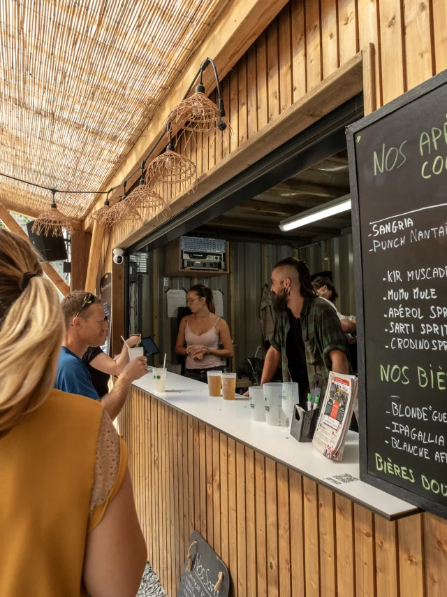 An idea for a weekend of cycling and canoeing in the Vignoble Nantais: a break at the Guinguette Pont-Caffino after canoeing on the Maine river.