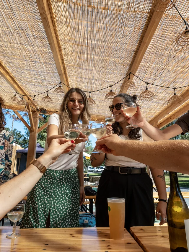 An idea for a weekend of cycling and canoeing in the Vignoble Nantais: a break at the Guinguette Pont-Caffino after canoeing on the Maine river.
