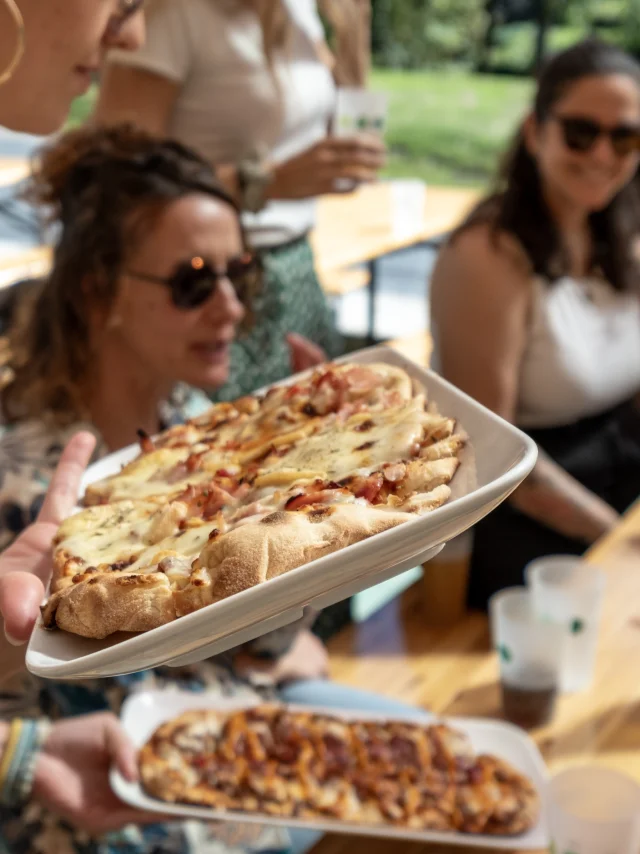 An idea for a weekend of cycling and canoeing in the Vignoble Nantais: a break at the Guinguette Pont-Caffino after canoeing on the Maine river.