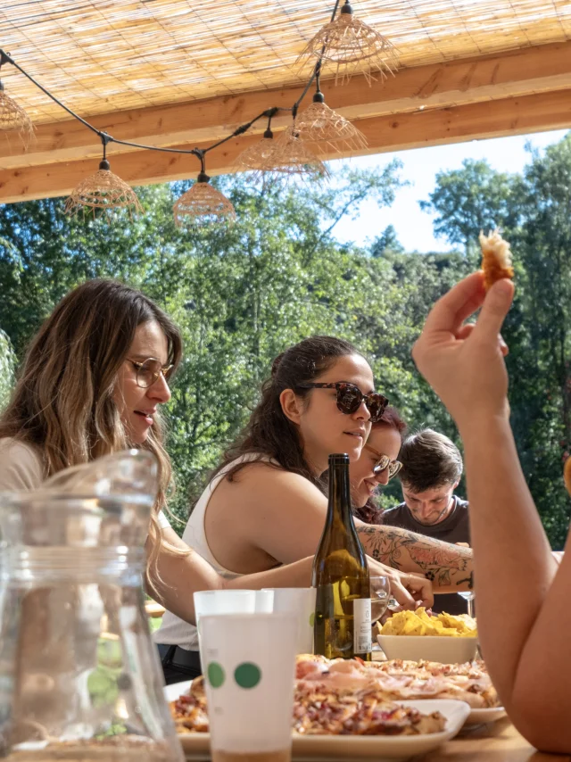 An idea for a weekend of cycling and canoeing in the Vignoble Nantais: a break at the Guinguette Pont-Caffino after canoeing on the Maine river.