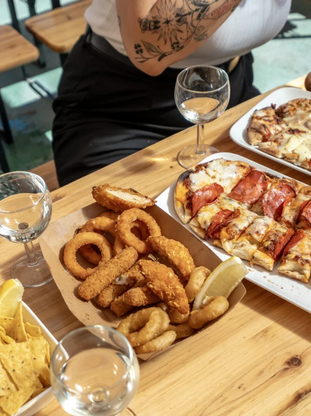 An idea for a weekend of cycling and canoeing in the Vignoble Nantais: a break at the Guinguette Pont-Caffino after canoeing on the Maine river.