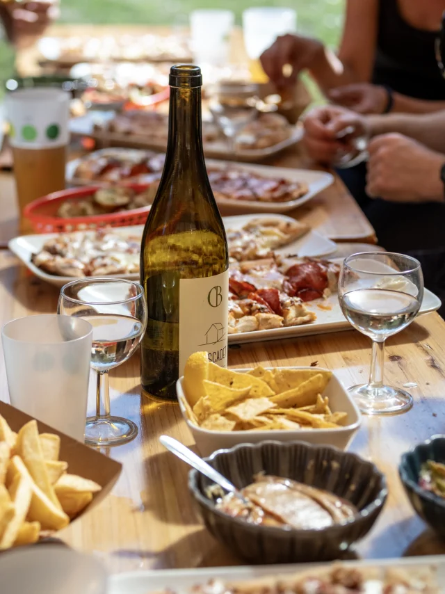 An idea for a weekend of cycling and canoeing in the Vignoble Nantais: a break at the Guinguette Pont-Caffino after canoeing on the Maine river.
