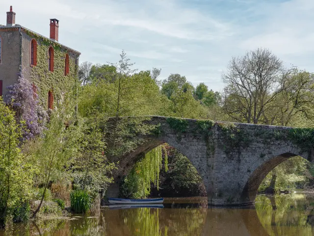 All the heritage of the Vignoble Nantais: Notre-Dame church seen from the rue de la collégiale