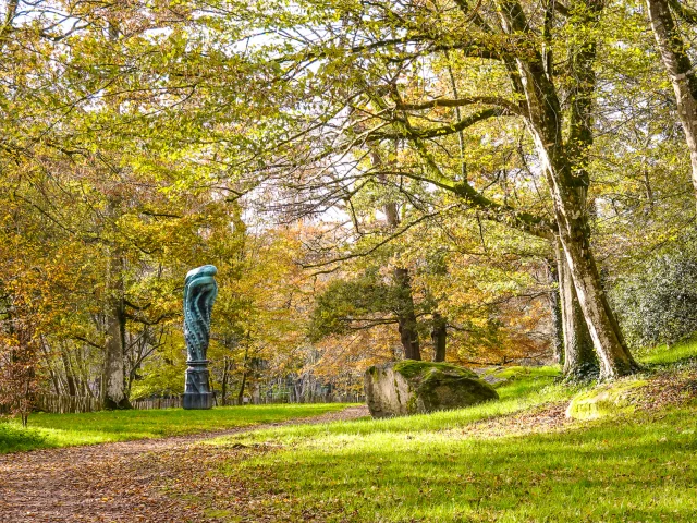 Our must-see: the Voyage dans le Vignoble, by Le Voyage à Nantes. At La Garenne Lemot, in Gétigné, La Grande Colonne by Johan Creten