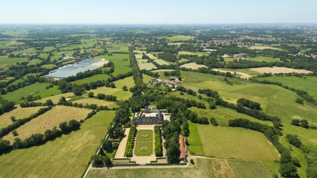 Interactive map of the Nantes vineyards: aerial photo of the Chateau de Goulaine on the edge of the Goulaine marshes.