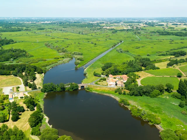Our must-sees: aerial photo of the Ouen bridge, and the Goulaine marshes.
