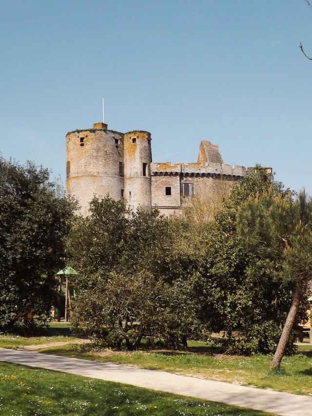 Picnic lunch during a family weekend at Parc Henri IV in Clisson