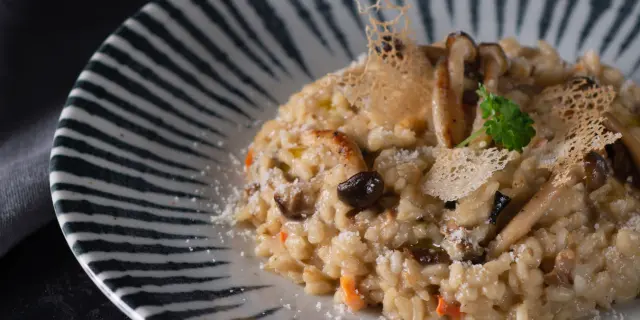 Accords Muscadet d’automne : 9 recettes de saisons qui subliment nos crus communaux. Ici, Risotto aux champignons, romarin et vin blanc – Cru Clisson