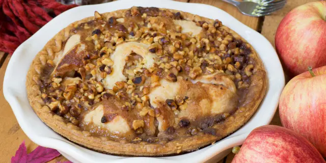 Accords Muscadet d’automne : 9 recettes de saisons qui subliment nos crus communaux. Ici, dessert d’automne : tarte aux pommes et noix – Cru Goulaine