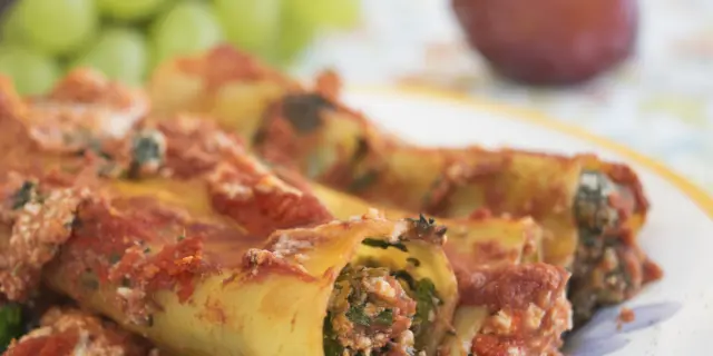 Accords Muscadet d’automne : 9 recettes de saisons qui subliment nos crus communaux. Ici, Cannelloni ricotta-épinard et sauce tomate – Cru Vallet