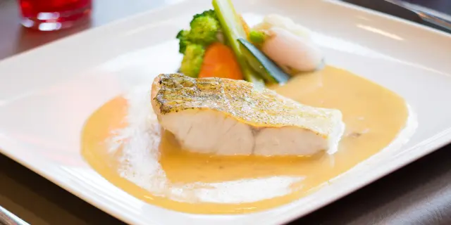 Accords Muscadet d’automne : 9 recettes de saisons qui subliment nos crus communaux. Ici, Brochet de Loire au beurre blanc et légumes d’automne – Cru Château-Thébaud