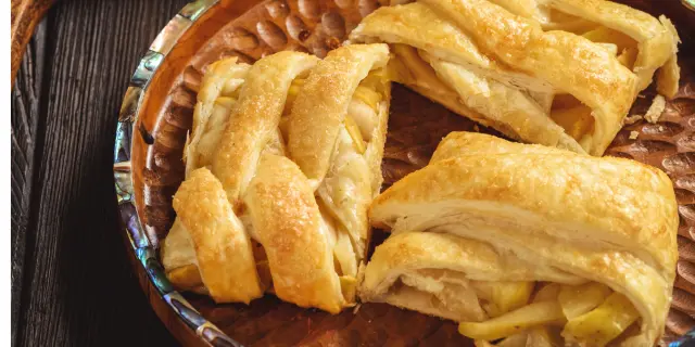 Accords Muscadet d’automne : 9 recettes de saisons qui subliment nos crus communaux. Ici, Tresse feuilletée aux poires pochées et thym – Cru Mouzillon-Tillières