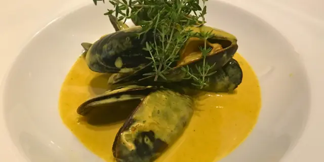 Accords Muscadet d’automne : 9 recettes de saisons qui subliment nos crus communaux. Ici, Moules à la crème safranée – Cru Le Pallet