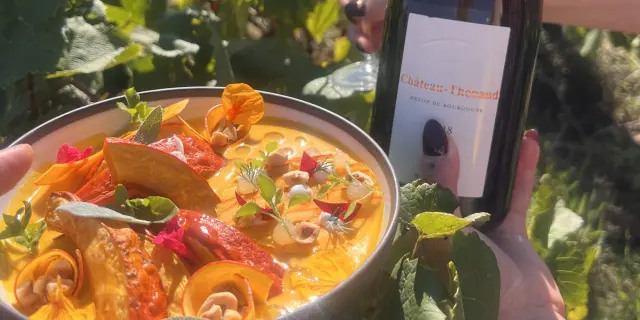 Accords Muscadet repas de fêtes : 3 recettes d'hiver qui subliment nos crus communaux. Ici, Recette Crème de potimarron aux noisettes avec le Cru Château-Thébaud. Proposé par l'Auberge de la Gaillotière