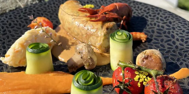 Accords Muscadet repas de fêtes : 3 recettes d'hiver qui subliment nos crus communaux. Ici, Recette Saucisse de silure et écrevisses de Grand Lieu avec le Cru Goulaine. Proposé par l'Auberge du Val de Loire