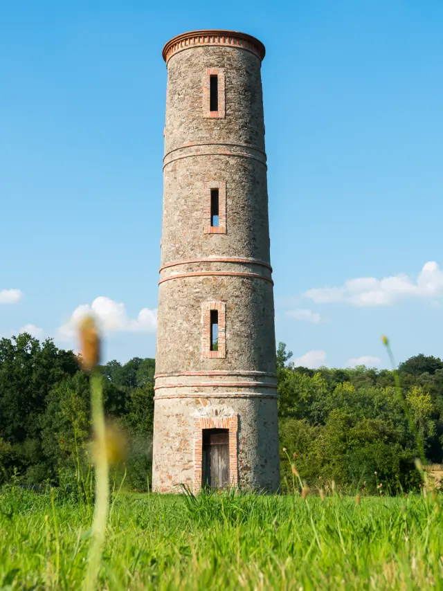 photo of the liveau tower in gorges.