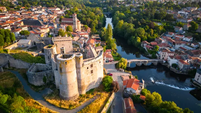 Visitez un château en Loire-Atlantique : Clisson, Goulaine et d'autres demeures viticoles à deux pas de Nantes.