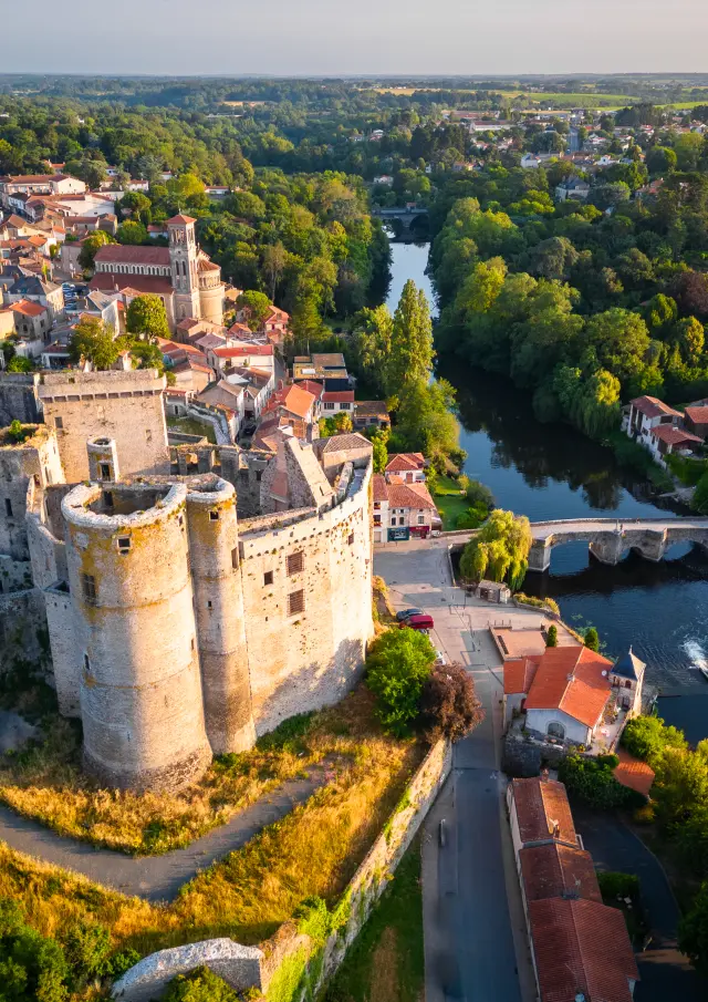 Visitez un château en Loire-Atlantique : Clisson, Goulaine et d'autres demeures viticoles à deux pas de Nantes.