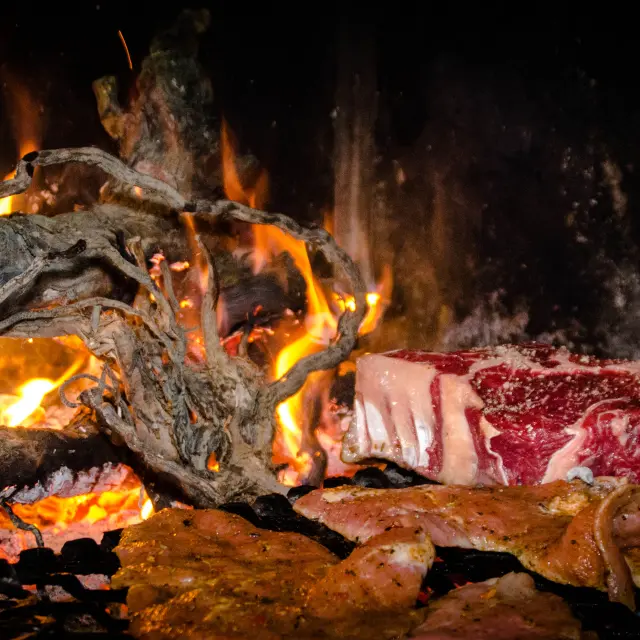 48 h Rock & Muscadet: día 1, noche: carnes a la brasa en el Auberge de la Comtière