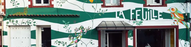 Le Nez en l'Air toma el Vignoble Nantais para celebrar un festival cultural y artístico gratuito. El festival de este año se inaugura con un preestreno inmersivo el viernes 10 de abril en La Feuille, una galería inmersiva de Le Landreau.