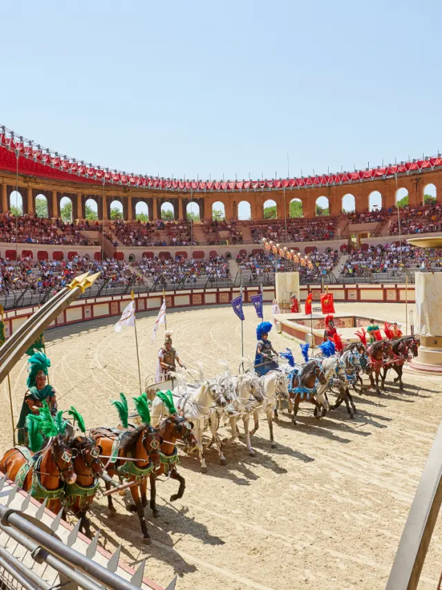 Spectacle du Signe du Triomphe au Puy du Fou. A voir après une nuit dans le Vignoble Nantais, en hôtel ou camping proches du Puy du Fou.