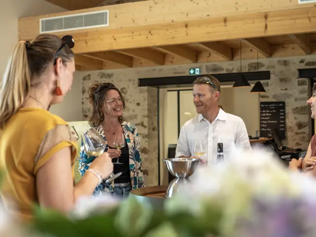 Dégustation de Muscadet au domaine viticole pendant une journée voyage en groupe dans le Vignoble Nantais