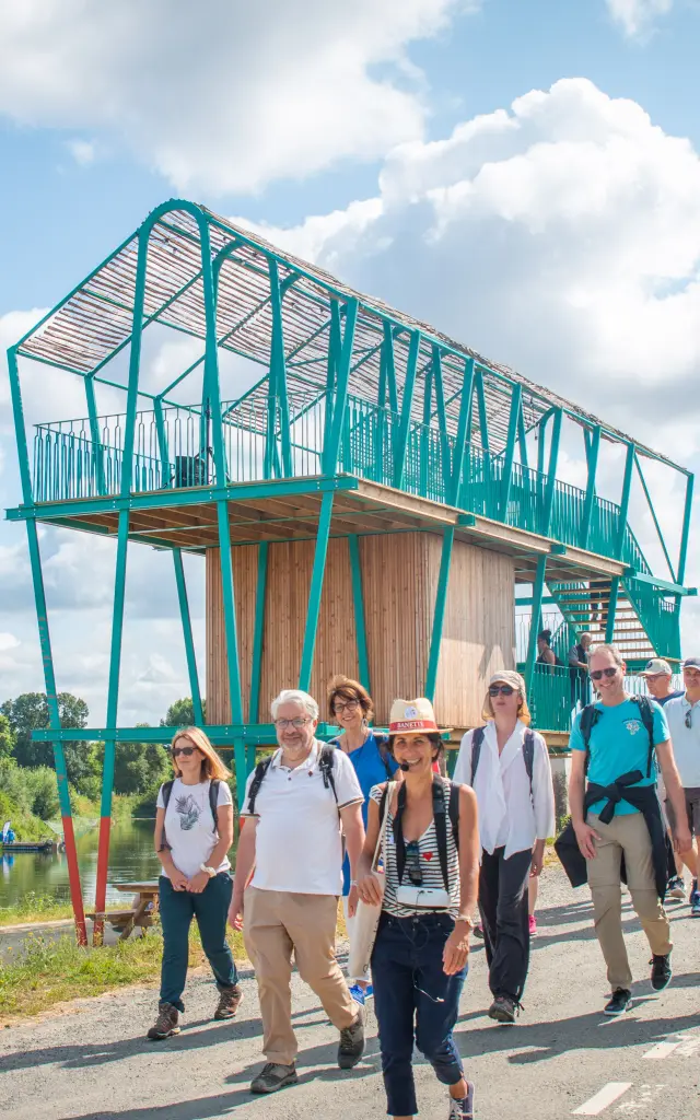 Groupe en visite guidée sur les bords de Loire pendant un voyage en groupe dans le Vignoble Nantais. Visite Guidee Belevedere Pierre Percee